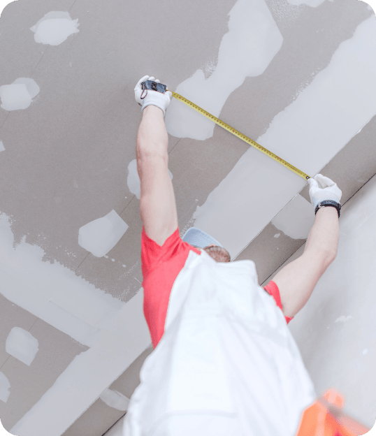 obrero reformando un techo